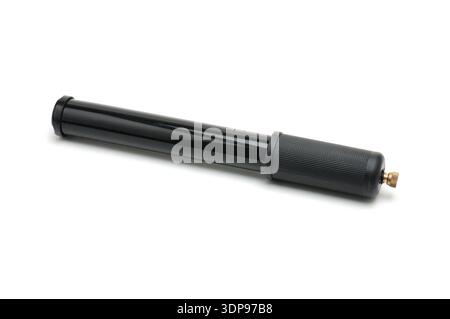 Fahrradpumpe mit Schlauch auf isoliertem weißem Hintergrund Stockfoto