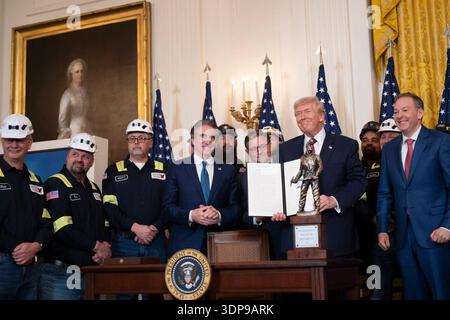 Präsident Donald J. Trump zeigt eine unterzeichnete Anordnung während der Veranstaltung „Champion of Coal“ im East Room des Weißen Hauses am 11. Februar 2026, zusammen mit Lee Zeldin, Doug Burgum, Chris Wright und den Bergbauern. Bild mit freundlicher Genehmigung des Weißen Hauses. Stockfoto