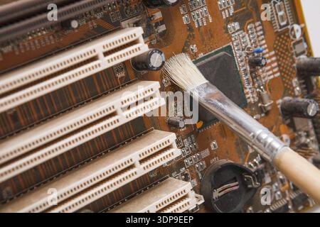Reinigung von Computerkomponenten aus nächster Nähe Stockfoto