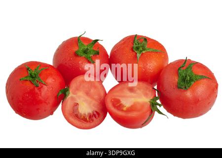 Ganze und in Scheiben geschnittene rote Tomaten, isoliert auf weiß Stockfoto