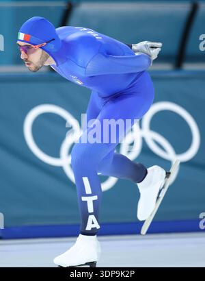 Mailand, Italien. Februar 2026. Davide Ghiotto aus Italien tritt während des 10000-m-Rennens der Männer bei den Olympischen Winterspielen Mailand-Cortina 2026 in Mailand, Italien, am 13. Februar 2026 an. Quelle: Li Jing/Xinhua/Alamy Live News Stockfoto