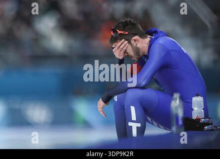 Mailand, Italien. Februar 2026. Davide Ghiotto aus Italien reagiert auf seinen Wettkampf während des 10000-m-Rennens der Männer bei den Olympischen Winterspielen Mailand-Cortina 2026 in Mailand, Italien, 13. Februar 2026. Quelle: Li Jing/Xinhua/Alamy Live News Stockfoto