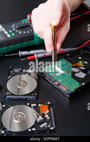 Festplattenlaufwerk wird aus nächster Nähe zerlegt Stockfoto