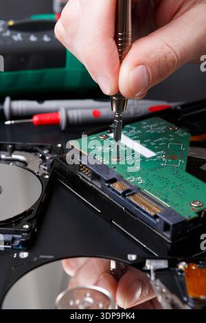 Festplattenlaufwerk wird aus nächster Nähe zerlegt Stockfoto