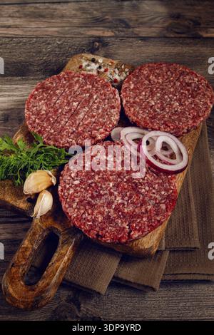 Rohe Koteletts, für Burger, Hackfleisch, handgemacht, hausgemacht, mit Gewürzen, Blick von oben, keine Leute Stockfoto