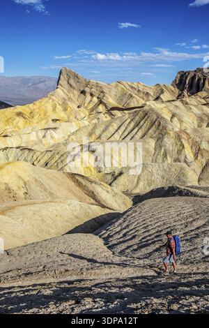 Wanderer am Zabriskie Point, Death Valley National Park, Kalifornien, USA Stockfoto