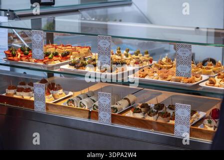 Köstliche Tapas in der Bolhao Markthalle in Porto, Portugal Stockfoto