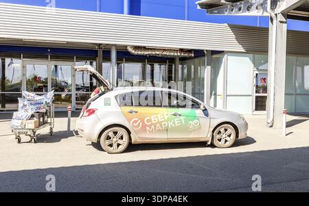 Samara, Russland - 25. Juni 2022: Markenfahrzeug des SBER Market Marketplace im Besitz der Sberbank. Lieferfahrzeug von Waren aus dem SBER-Markt online st Stockfoto