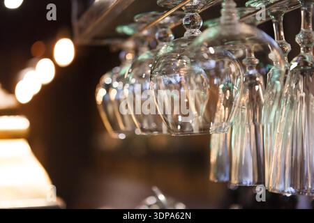 Elegante Gläser hängen abends in schwach beleuchteter Umgebung an der Bar Stockfoto