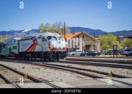 Santa Fe, NM, USA - 14. April 2018: Die Rail Runner Express ein Commuter Rail System Stockfoto