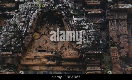 Steinschnitzerei am alten Cham-Tempel Stockfoto