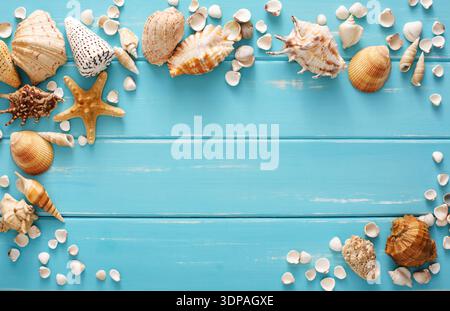Muscheln auf blauem Holz, Meeresferien Hintergrund Stockfoto