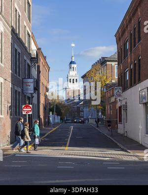 Straßenszene auf dem Campus der Harvard University in der JFK Street mit Blick auf Dunster House in Cambridge, MA, USA im Herbst 2013 Stockfoto