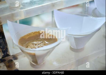 Chemischer Laboraufbau mit Glaswaren und Filtrationsprozess in Aktion Stockfoto