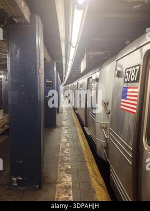 NEW YORK, NY, USA - 11. OKTOBER 2013: MTA-U-Bahn-Zug am Bahnhof East Broadway in Lower Manhattan, New York, NY, USA am 11. Oktober 2013 Stockfoto