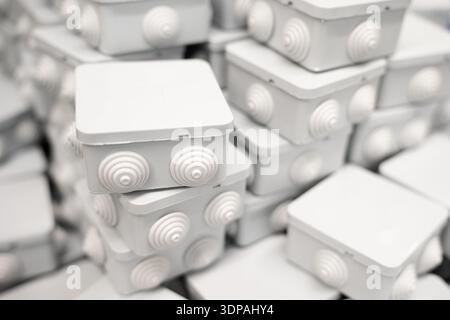 Viele Juktionspakete im Eisenwarenladen. Stockfoto