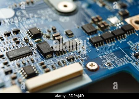 Mikroschaltkreis des Laptop-Motherboards aus nächster Nähe Stockfoto