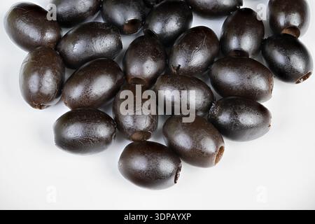 Schwarze Oliven für Tapenade in der Stillleben-Szene. Gruppe von Reifen schwarzen Oliven, zubereitet für Tapenade oder Olivenpaste in kulinarischer Umgebung Stockfoto
