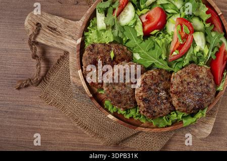 Gebratene Schnitzel, gemischtes Hackfleisch, mit Gemüsesalat, hausgemacht, Blick von oben, keine Personen Stockfoto
