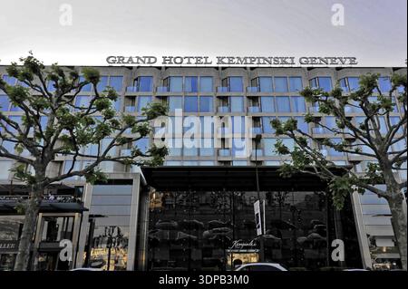 Moderne Hotelarchitektur in Genf mit Bäumen davor, Genfersee, Kanton Waadt, Schweiz Stockfoto