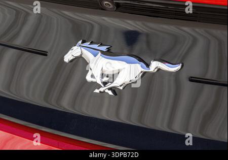 Samara, Russland - 8. Mai 2022: Ford Mustang Logo auf dem Auto. Der Ford Mustang ist ein amerikanisches Automobil, das von Ford hergestellt wird Stockfoto