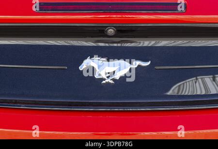 Samara, Russland - 8. Mai 2022: Ford Mustang Logo auf dem Auto. Der Ford Mustang ist ein amerikanisches Automobil, das von Ford hergestellt wird Stockfoto