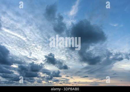 Hochauflösender Sonnenuntergang über dem Meeresgrund Stockfoto