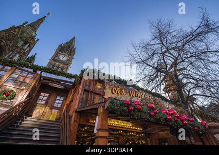 Manchester, Großbritannien - 29 November 2019: Weihnachtsmärkte in Albert Square in der Nähe des Rathauses von Manchester in der nortwest von England Stockfoto