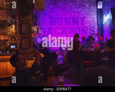 Manchester, Großbritannien - 25 November 2019: atmosphärischen Abend capture innen Bunny Jacksons funky Sports Pub in Manchester eine Entwicklung für die Region Stockfoto