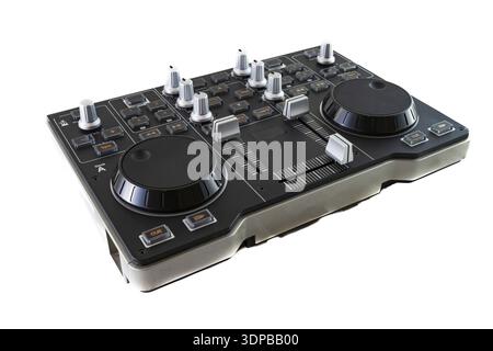 Tragbarer DJ Control Mixer, aufgenommen auf weißem Hintergrund Stockfoto