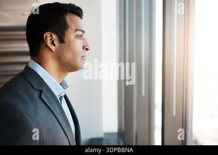 Schaufenster, Denker oder Geschäftsmann im Büro für Planung, Budgetmanagement oder Idee für Gewinn. Finanzentscheidung, Wachstumsperspektive oder Stockfoto