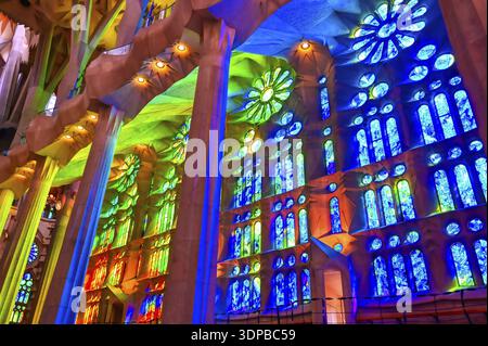 Barcelona, Spanien - 15. Juni 2019 - das Innere der Hauptkapelle der Sagrada Familia, die 1882 mit dem Bau begann Stockfoto