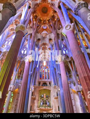 Barcelona, Spanien - 15. Juni 2019 - das Innere der Hauptkapelle der Sagrada Familia, die 1882 mit dem Bau begann Stockfoto