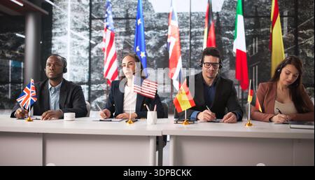 Führungskräfte Mit Unterschiedlichem Hintergrund Treffen Sich Zum Strategic Global Business Summit. Stockfoto