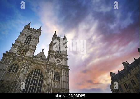 Sonnenuntergang über der Westminster Abbey in London, England im Vereinigten Königreich, Großbritannien Stockfoto