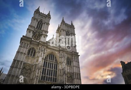 Sonnenuntergang über der Westminster Abbey in London, England im Vereinigten Königreich, Großbritannien Stockfoto