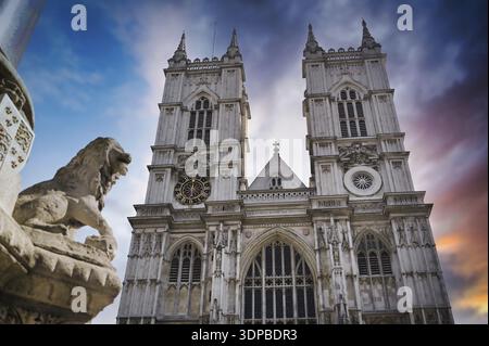 Sonnenuntergang über der Westminster Abbey in London, England im Vereinigten Königreich, Großbritannien Stockfoto