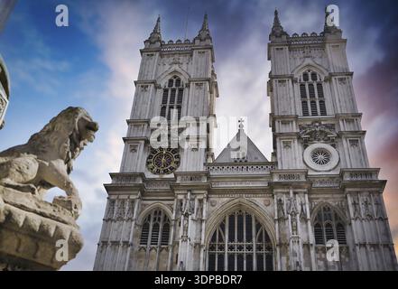 Sonnenuntergang über der Westminster Abbey in London, England im Vereinigten Königreich, Großbritannien Stockfoto