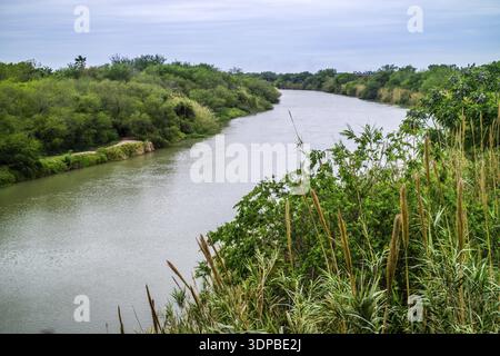 Ein großer Fluss des Wasserflusses, der die Grenze zwischen Mexiko und den Vereinigten Staaten verbindet Stockfoto