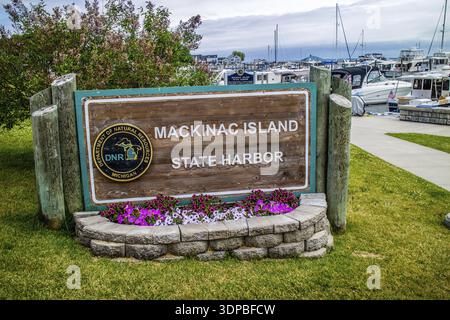 Mackinac Island, MI, USA - 23. Juni 2018: Der Mackinac Island State Harbour einladende Schild Stockfoto