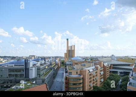 BERLIN, DEUTSCHLAND - JULI 2017: Blick auf West-Südwesten vom Potsdamer Platz entlang der Alten Potsdamer Straße in Berlin, Deutschland im Juli 2017 Stockfoto