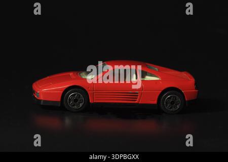 Rotes Auto Miniatur-Kinderspielzeug Makroaufnahme Stockfoto