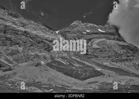 Ein dramatischer Blick auf die Berge, der das Wesen von Derborence in der Schweiz erfasst. Stockfoto