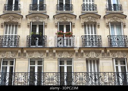 Mehrfamilienhaus mit Balkon in Paris Stockfoto