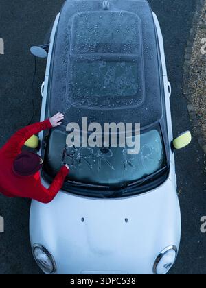 Wetter in Großbritannien: 14. Februar 2026. Server Yellow Met Office Wetterwarnung für Schnee und Eis für viele Regionen Großbritanniens heute und die kommenden Tage als Sever-Nacht-Frost weit unter dem Gefrierpunkt war der Anfang für ländliche Gebiete in Flintshire in der Nähe des Dorfes, als dieser Autofahrer die Worte Brrr in Eis auf einer Autoscheibe in Lixwm, Nordwales, gravierte. ©DGDImages/Alamy Live News Stockfoto