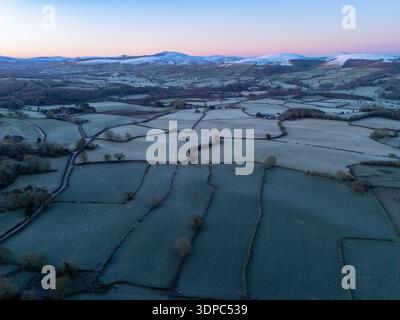 Wetter in Großbritannien: 14. Februar 2026. Server Yellow Met Office Wetterwarnung für Schnee und Eis für viele Regionen des Vereinigten Königreichs heute und die kommenden Tage als Sever-Nachtfrost weit unter dem Gefrierpunkt war der Beginn für ländliche Gebiete in Flintshire, wie man in der gefrorenen Landschaft mit Moel Famau in der Clwydian Range in der Ferne, nahe dem Dorf RHES-y-CAE, Nordwales, gesehen hat. ©DGDImages/Alamy Live News Stockfoto