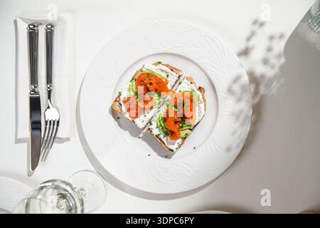 Toast mit Lachsavocado und Frischkäse Stockfoto