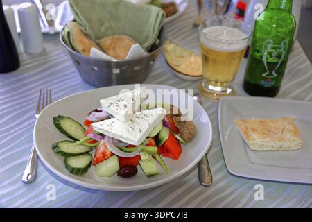 Griechischer Salat mit Fetakäse, Brot und Getränk, Thira, Santorini, Kykladen, Griechenland Stockfoto
