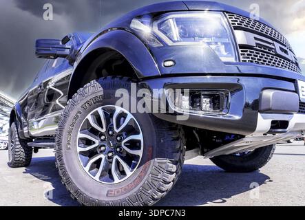 Samara, Russland - 26. Juni 2022: Geländewagen 4x4 Ford mit Geländereifen Nokian Reifen. Schwarzer Geländewagen Ford 4x4 Stockfoto