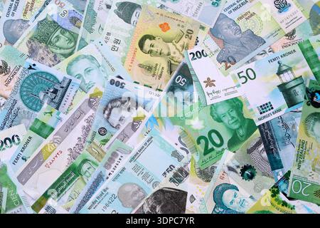 Verschiedene Währungen Geldscheine Banknoten in grüner Farbe. Viele Barrechnungen aus verschiedenen Ländern in großer Nähe. Weltwirtschaft und Währungsumtauschkonzept Stockfoto